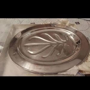 MID-CENTURY ONEIDA LIMITED SILVERSMITHS FOOTED MEAT WELL PLATTER